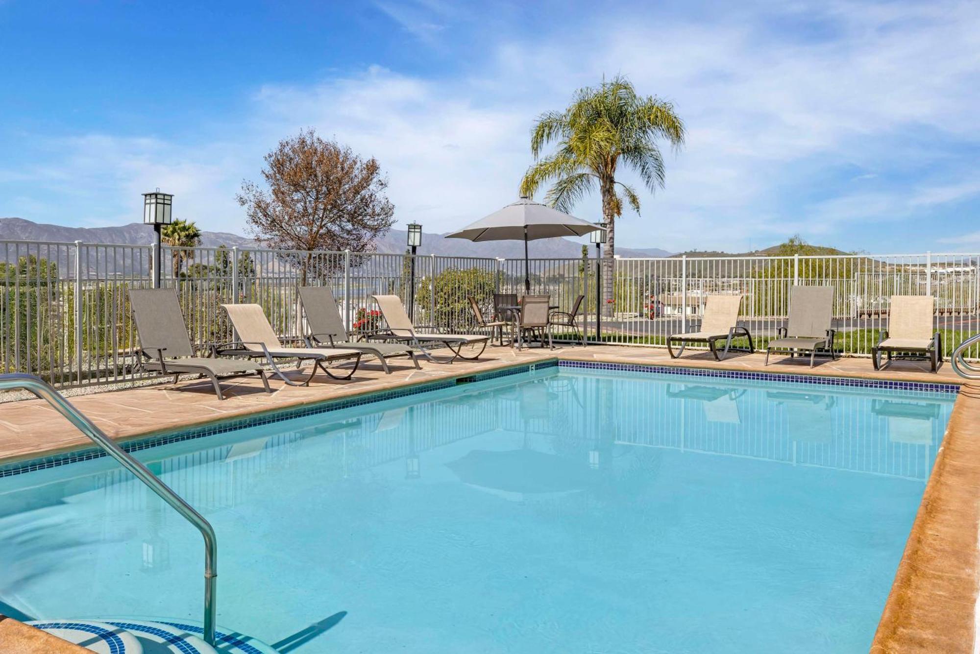 Best Western Plus Lake Elsinore Inn & Suites Exterior foto