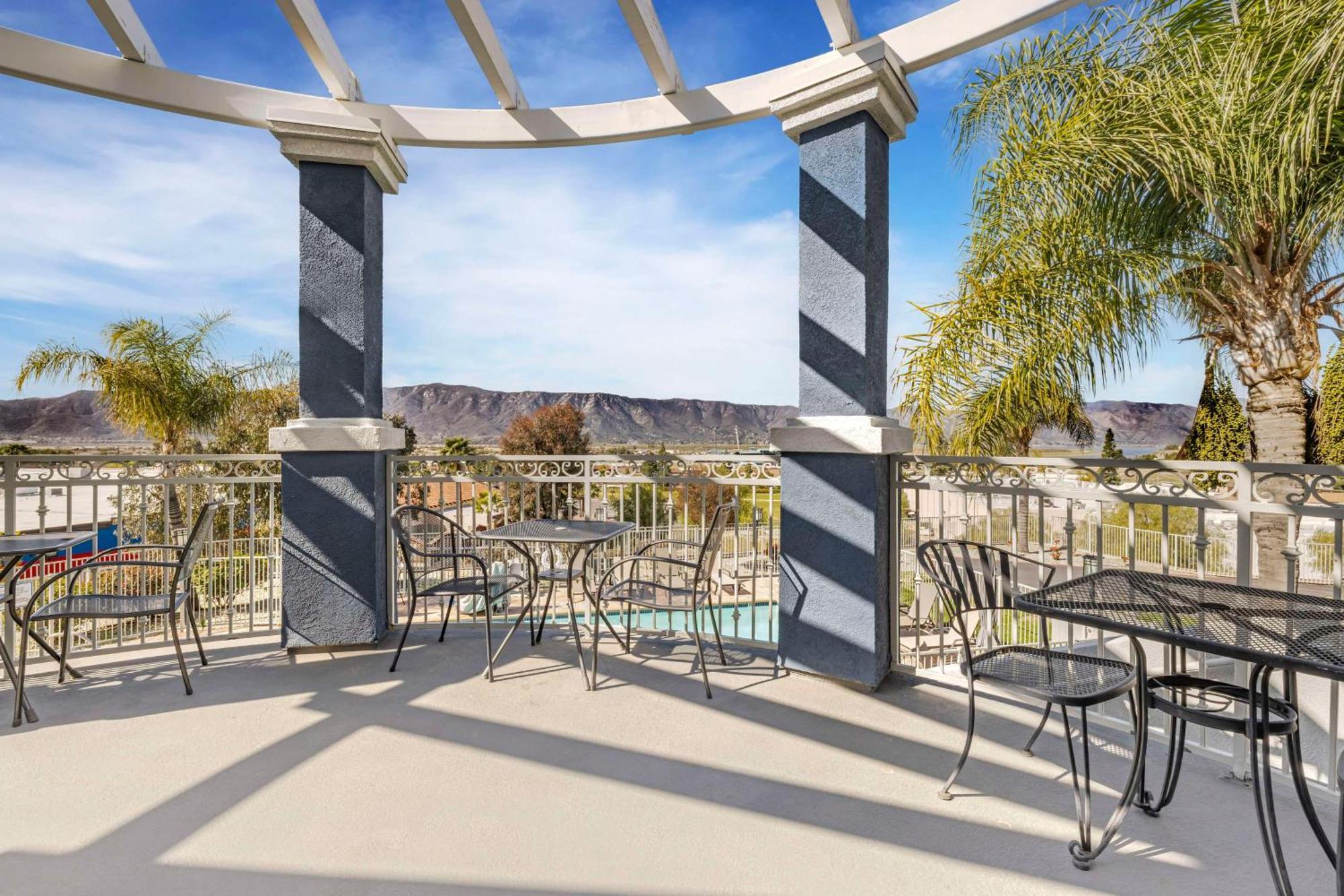 Best Western Plus Lake Elsinore Inn & Suites Exterior foto